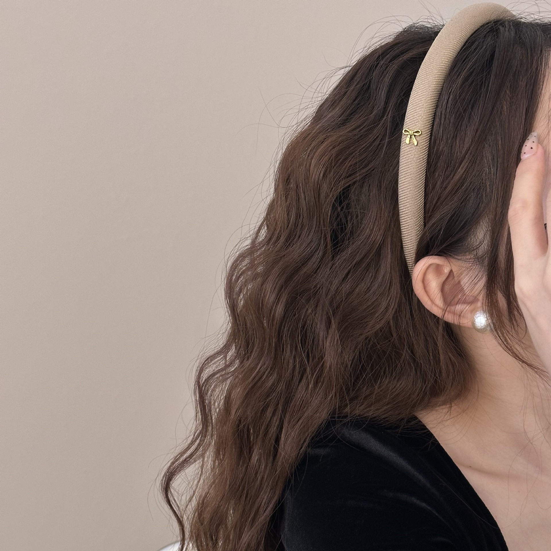 Una diadema con lazo simple y retro, un accesorio para el cabello versátil y de alta gama para la parte superior de la cabeza.