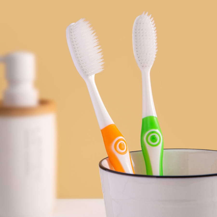 Cepillo de dientes de cerdas suaves de cabeza grande de alta densidad de 4 colores con mango cómodo y antideslizante, adecuado para uso familiar y adultos