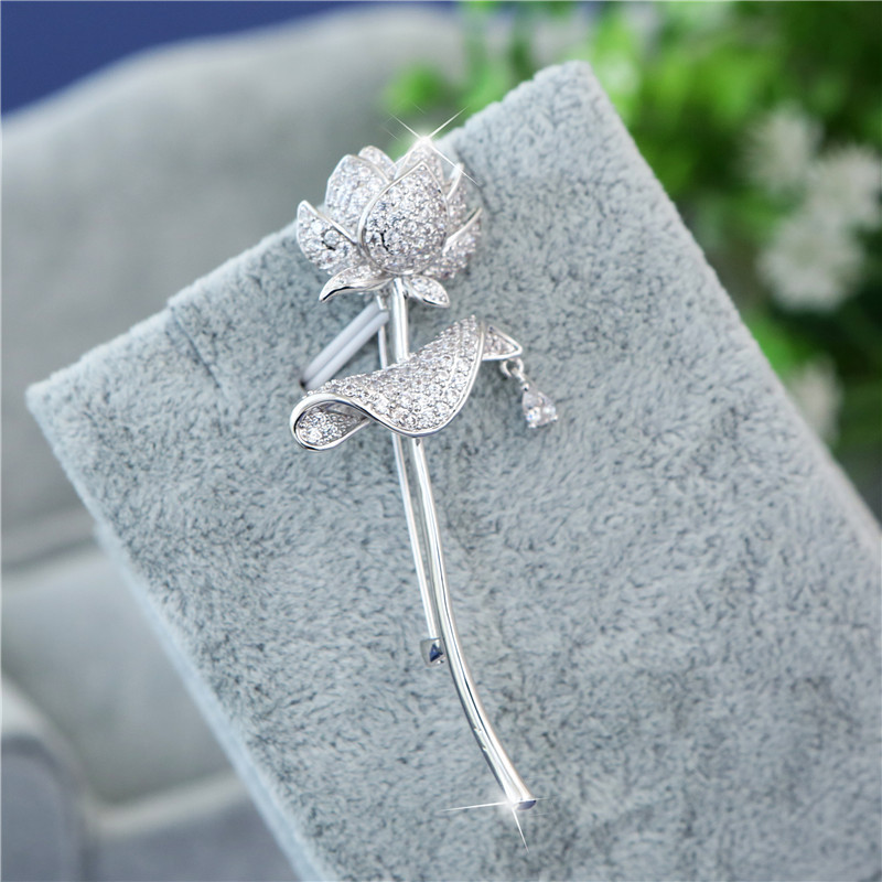 Schmuckset der marke red trees, damenbroschen und anstecknadeln, geschenkbox mit lotus-brosche für damen