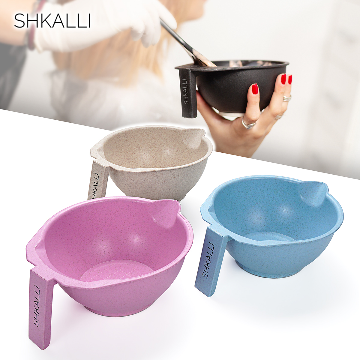 Cuenco para teñir el cabello, cuenco para mezclar y mezclar tinte para el cabello para teñir el cabello, herramientas para teñir el cabello en estudio de peluquería.