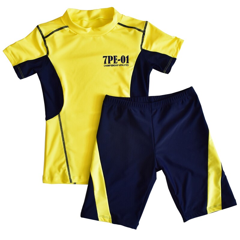 Teenagedrenge bærer to-delt badetøj børnetøjs sportstøj kortærmet gul skjorte og blå shorts: L