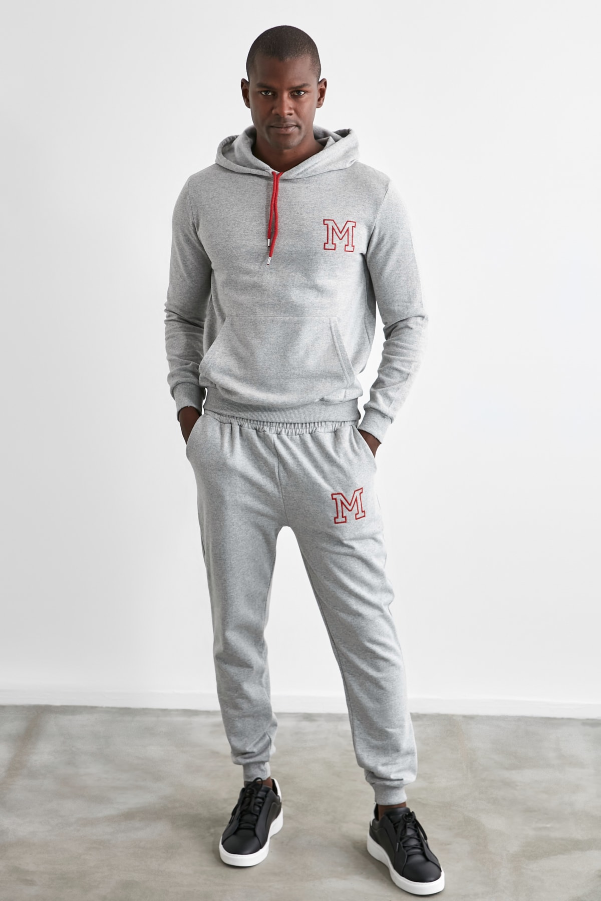 Trendyol Mannen Embroideried Hooded Regular Fit Trainingspak Team TMNAW21EM0084