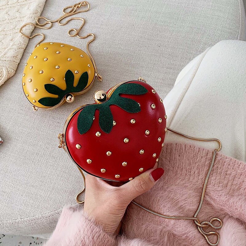 Sac à main en forme de fraise pour femmes, petit sac à bandoulière avec chaîne en métal, porte-monnaie cloutée