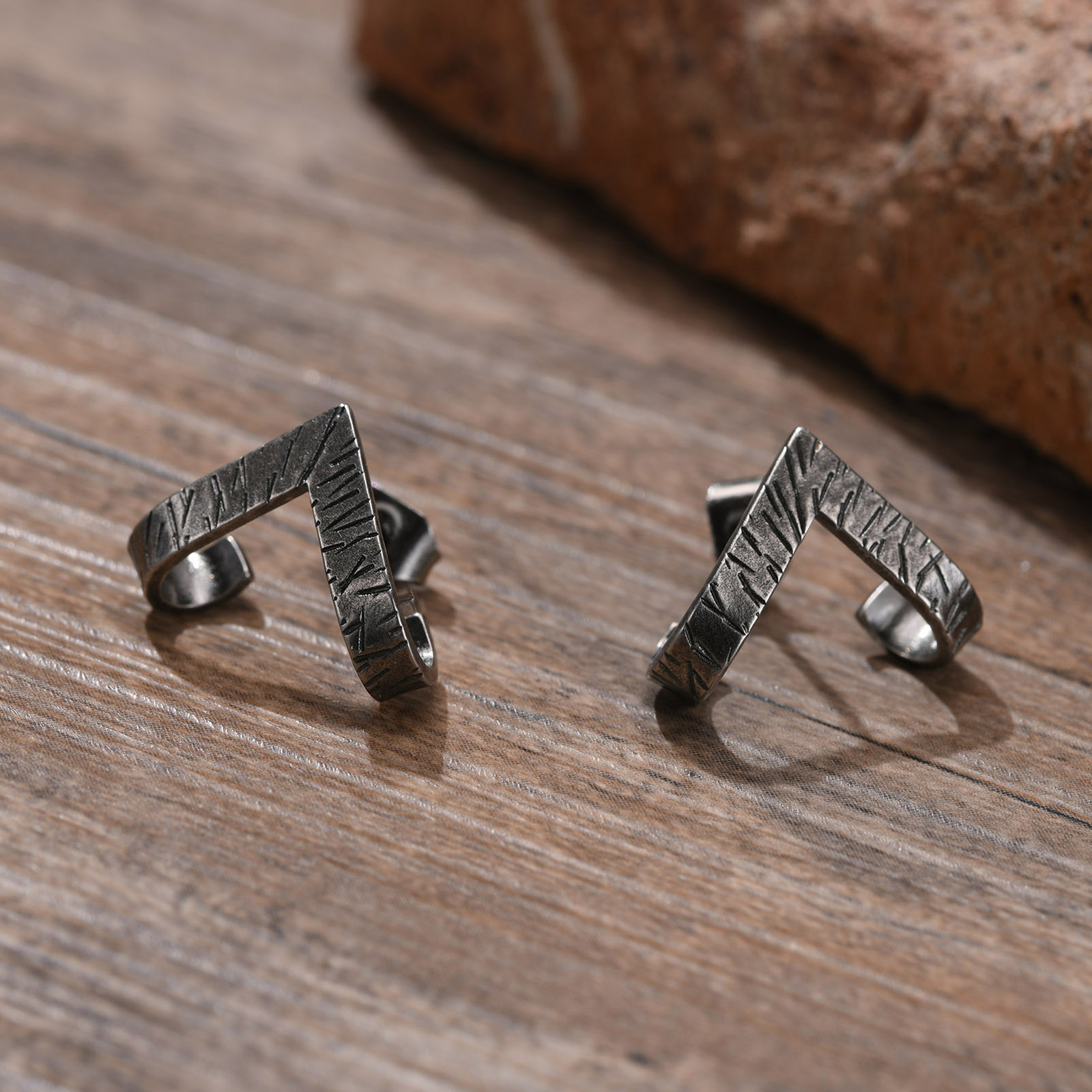Pendiente geométrico para hombre, pendientes triangulares de acero inoxidable, joyería antialérgica Punk Cool para niños, para él masculino: Plata antigua plateada