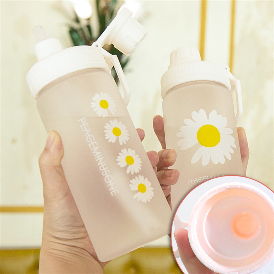 BPA Free Plastic Water Bottle Daisy Flower Outdoor Water Flask With Straw Portable For Touring Camping