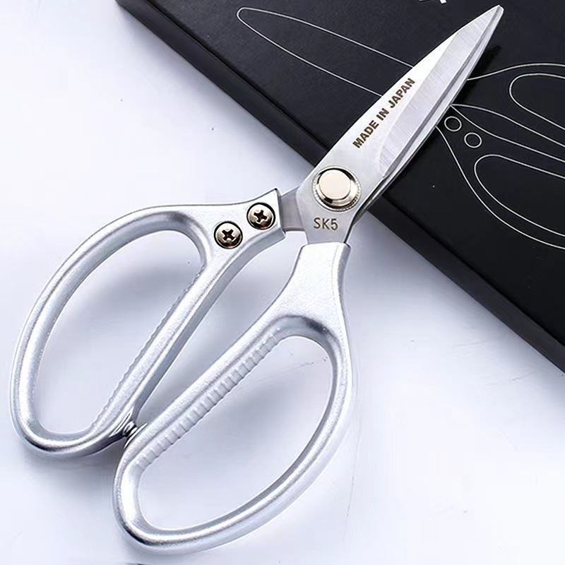 8.5-inch stainless steel scissors with plastic handles，Screws are made of iron
