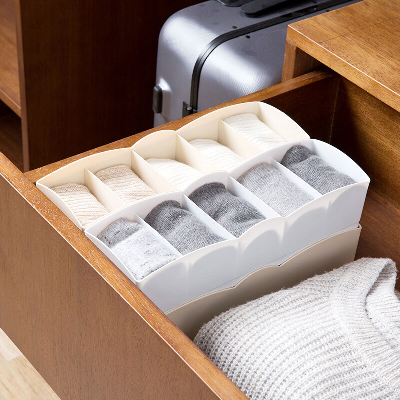 Una caja de calcetines de plástico, cajas, etc.
