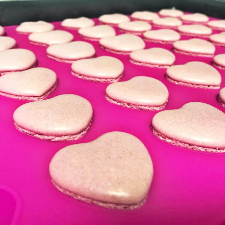 Röda macarons 42- hålrum macaron maker bakformar set verktyg ugn använda hjärtan form muffins ugnsdyna mikrovågsugn kylmatta