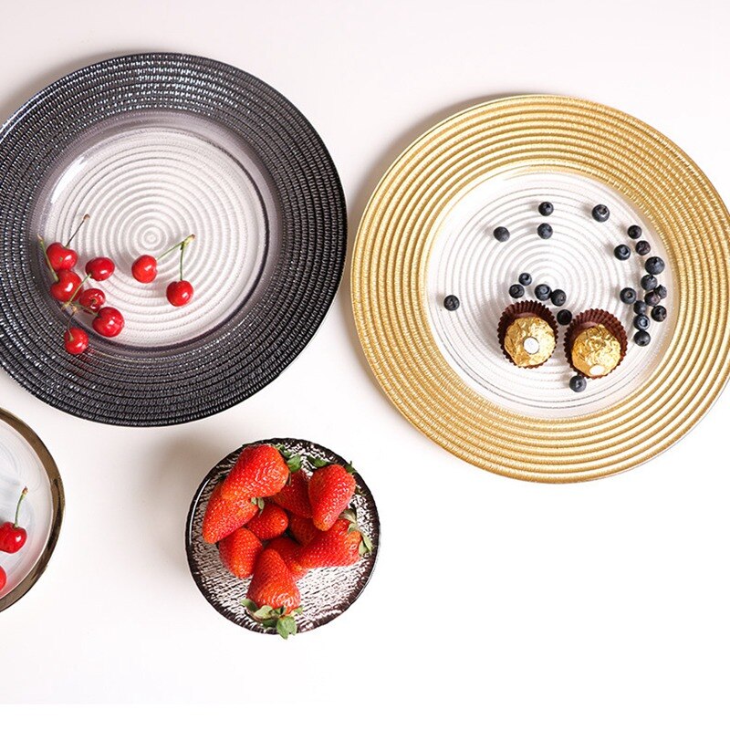 Assiettes en verre ménagères avec bordure dorée, texture européenne rétro, set de table occidental, plats occidentaux, steak, salade, dessert, vaisselle
