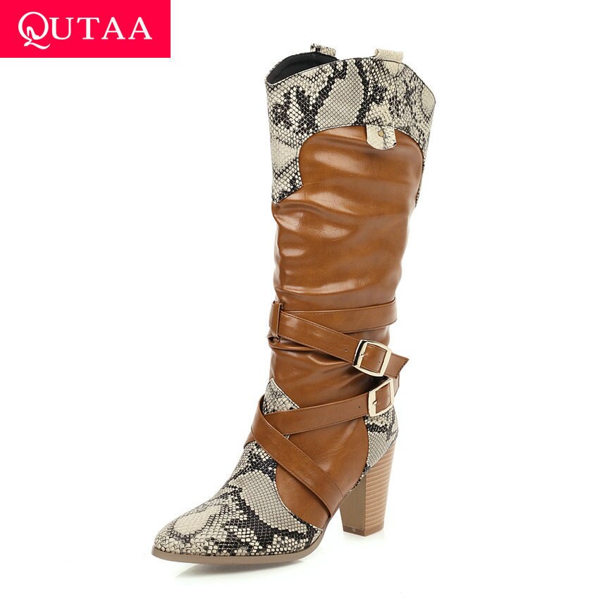 Qutaa slangeskind pu læder blandet farve mellemlæg støvler firkantet hæl efterår vinter spænde kvinder sko stor størrelse 34-43