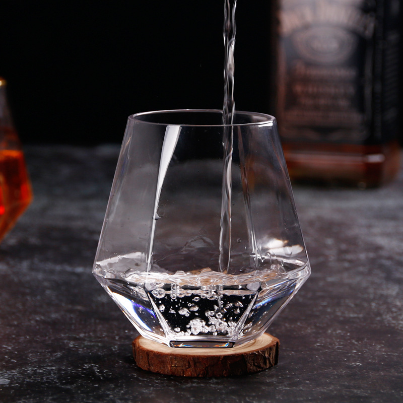 Whisky kopp bar genomskinligt kristallglas dricksvatten mjölk juice dryck kopp kreativitet