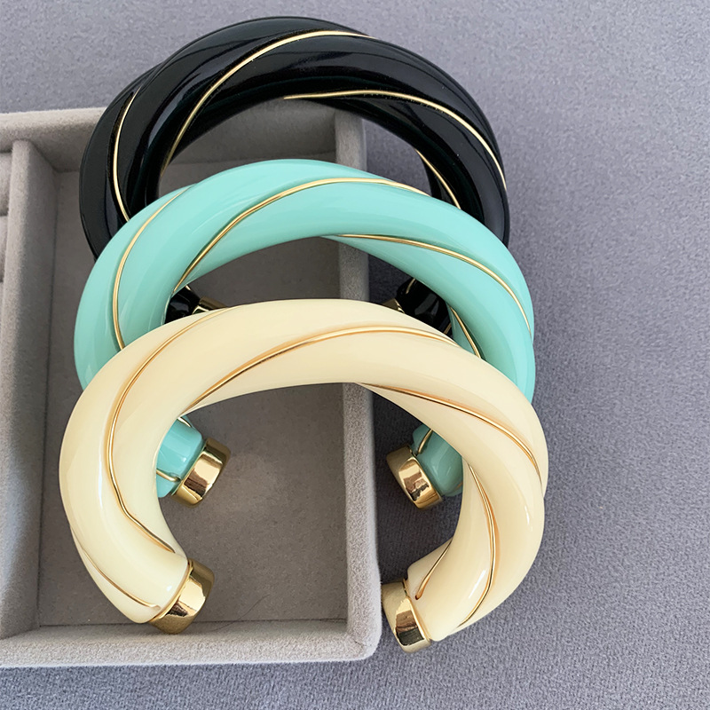 Europa svart hvitt harpiks akryl bredt armbånd kvinner populære festsmykker trendy