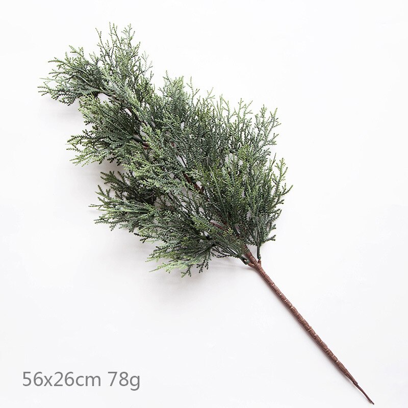 5 rode bessen op een Pine Branch kunstmatige bessen