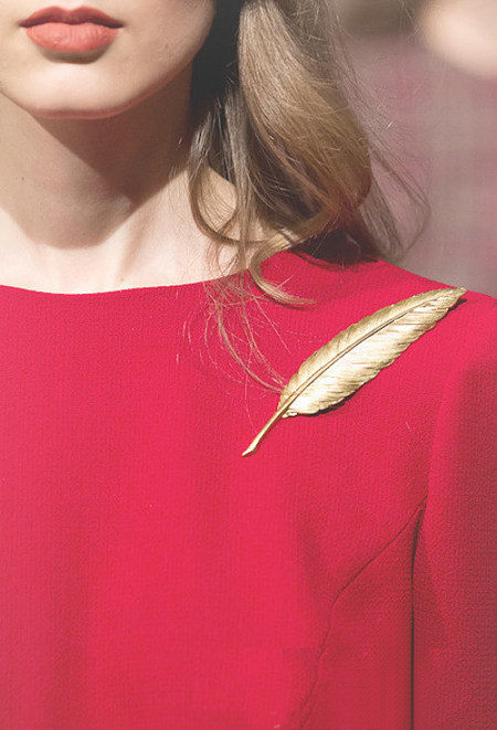 MISANANRYNE Vintage gold Color leaf brooches Europe style long leaf brooch women lady unique jewelry