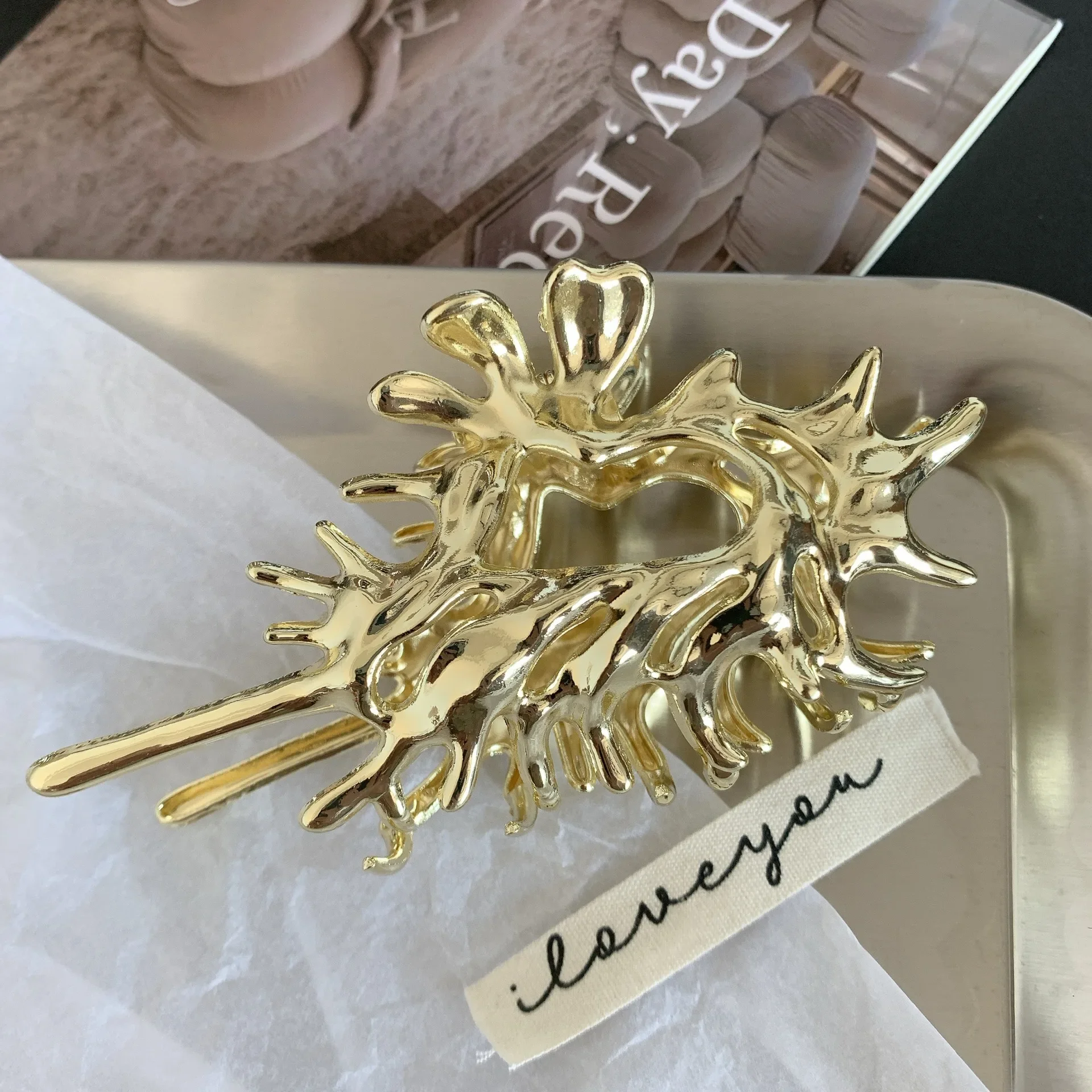 Creativity Unique Colorful Alien Metal Conch Hair Claws for Women Girl Y2K Hollow Headwear Shell Crab Hair Clip Hair Accessories: Lavender