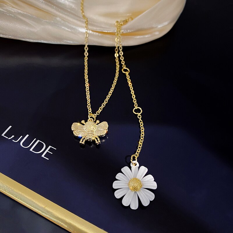 Korean jewelry white daisy paint pendant alloy bee summer style female necklace: Rhodium Plated