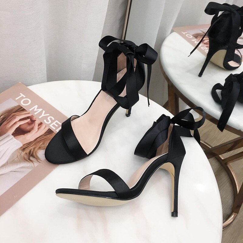 Satin sandaler med öppen tå kvinnor ledig sommar höga klackar skor riband tillbaka snörning rosett sandaler pumps täcka häl rosa skor: Svart / 5.5