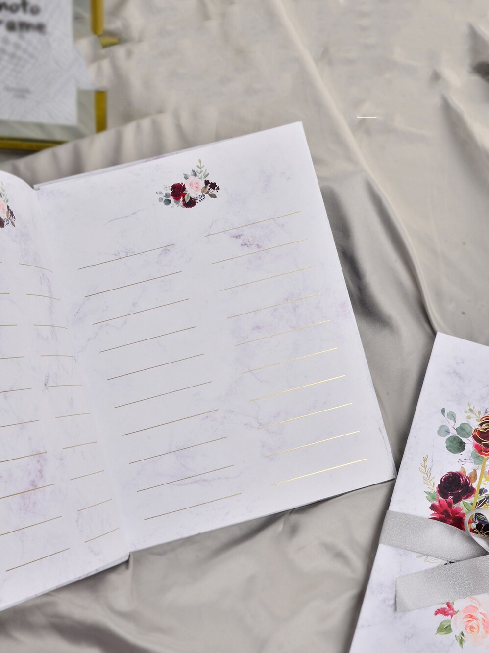 Europeiskt bröllopstecken i detta marmorstil mötesskylt i klasskamrater signaturbokstil bröllopsbok