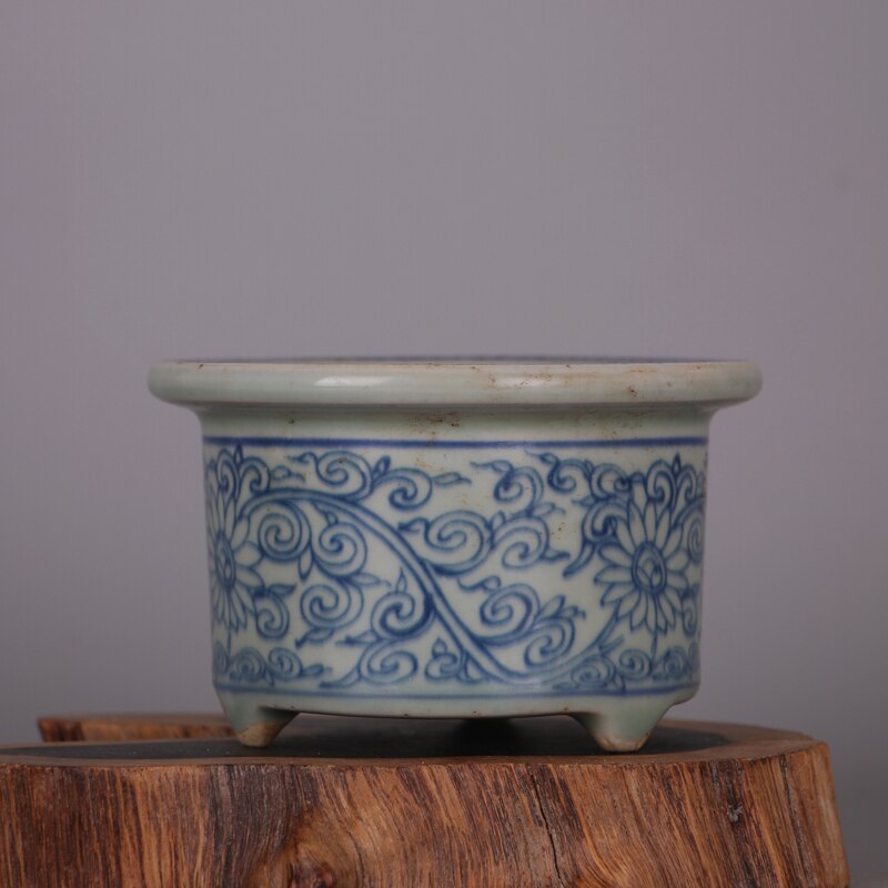 Collectie Van Driepotige Wierookbrander Van Ming-dynastie Blauw En Witte Lotus In Jingdezhen, China
