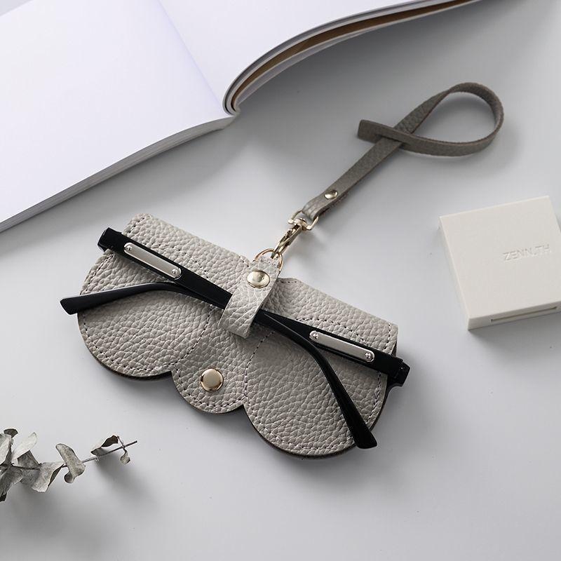 Brillenhülle mit Litschi-Prägung, niedlich, zum Aufhängen, PU-Leder, Sonnenbrille, Lesebrille, Aufbewahrungstasche, tragbarer Reise-Brillenhalter: Weiß