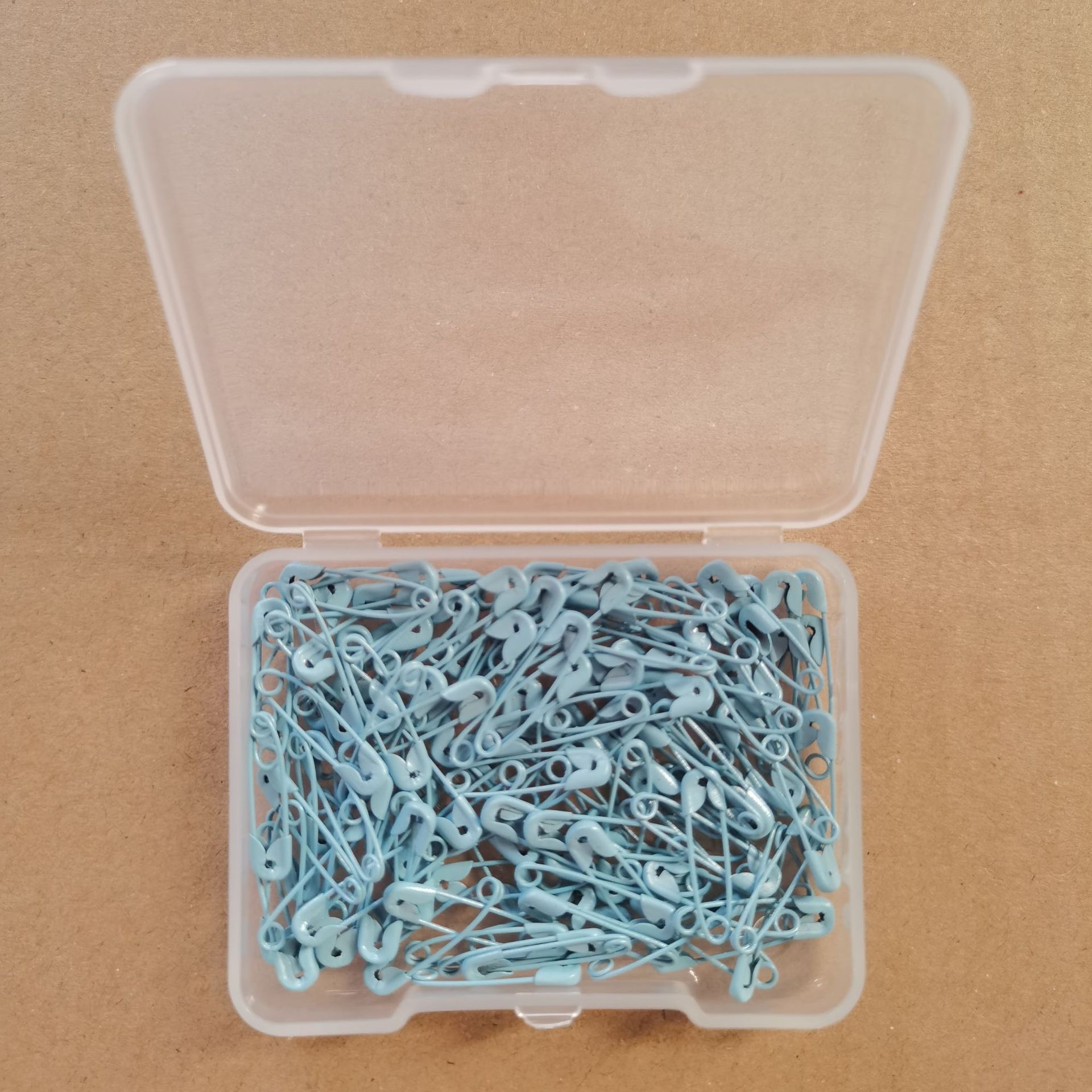 120 stk sikkerhetsnåler fargede sikkerhetsnåler metall sikkerhetsnåler med oppbevaringsboks små sikkerhetsnåler til klær gjør-det-selv håndverk sying hjem: Rød