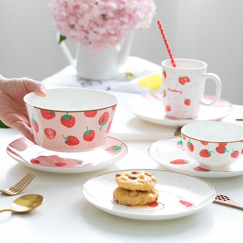 Vaisselle en porcelaine, mignonne bol en céramique, grande cuillère en porcelaine, tasse de café, articles de table mignons motif de fraise rose