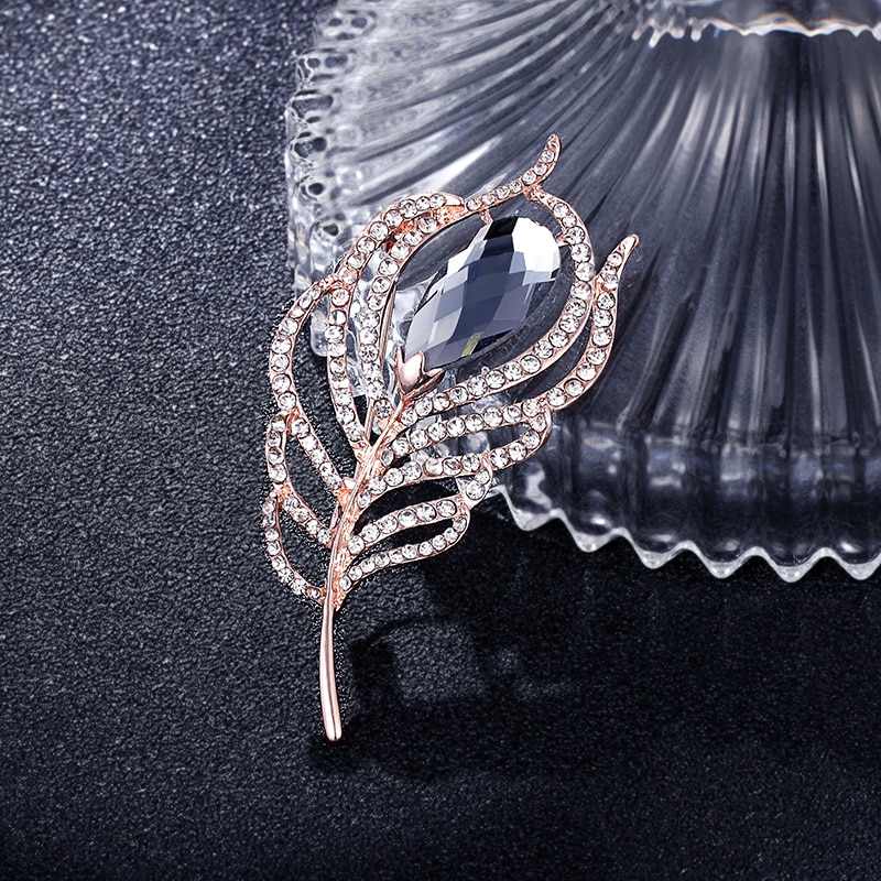 Offre spéciale femme mâle cristal plumes décontracté broche pour unisexe fête mariage strass broche manteau accessoires