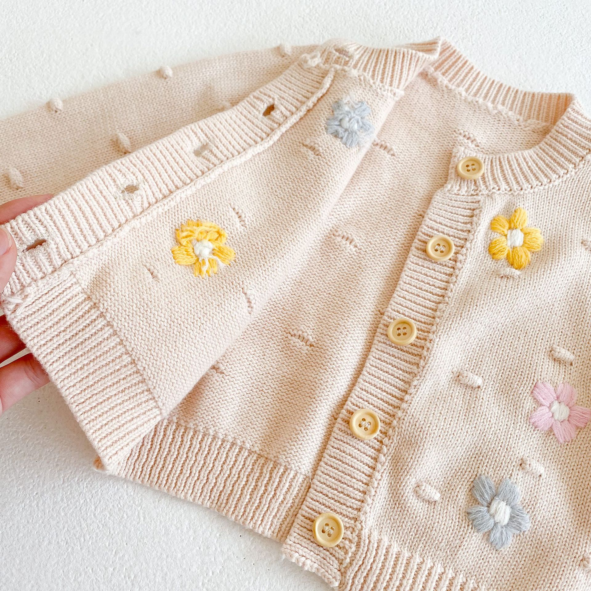 2022 all&#39;ingrosso autunno abbigliamento per bambini neonato filato di cotone lavorato a maglia fiore fatto a mano punteggiato manica lunga cardigan cappotto ragazza
