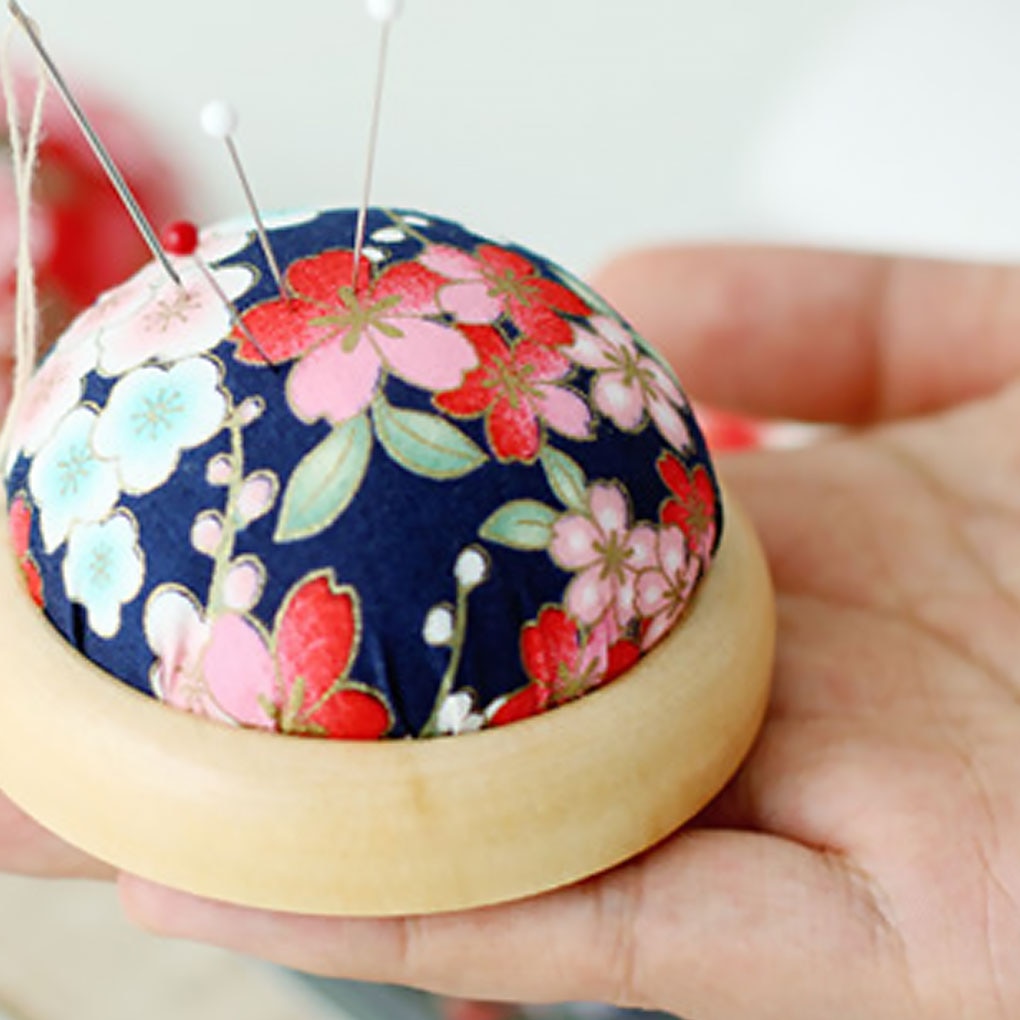 1Pc Vintage Half Ronde Pin Kussen Houten Base Naaien Kussen Polyester Gedrukt Bloem Pincushions Thuis Breien Pin Houder