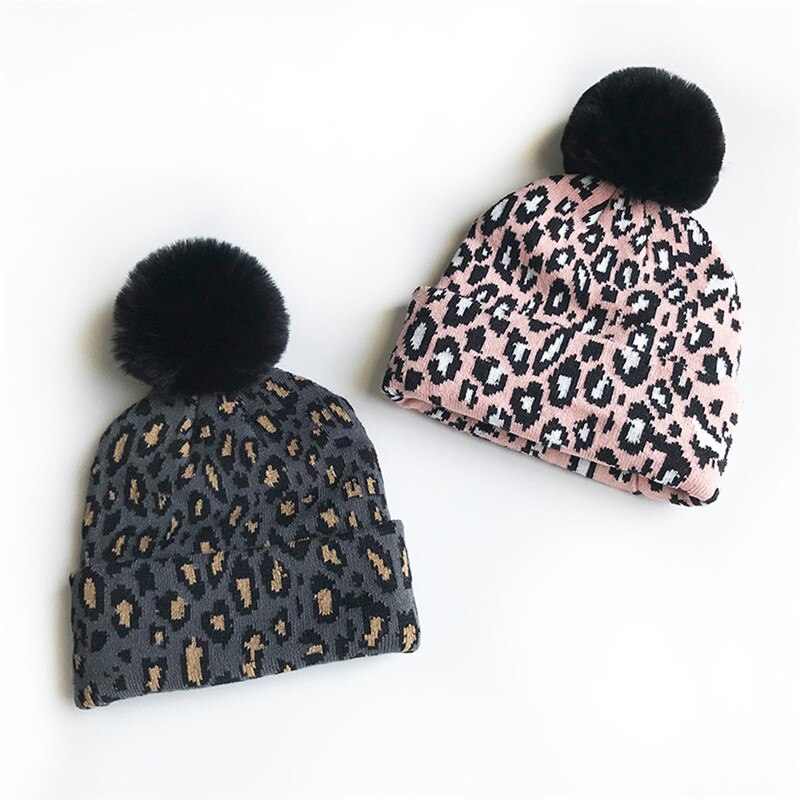 Chapeaux imprimés léopard pour femmes, casquette d'hiver en fourrure tricotée, accessoires de photographie chauds pour filles, chapeau tricoté mignon avec pompon, casquette de Ski chaude