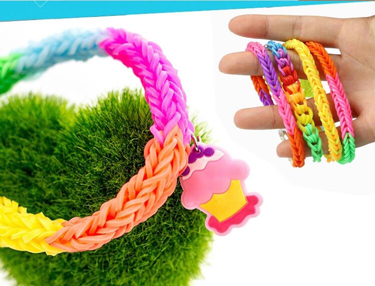 4000pcs Kinderen Rainbow Rubber Band Kits Ambachtelijke Speelgoed Hart Box Drie Lagen Elastische Armband Lint Gebreide Cijfers Bedels Craft