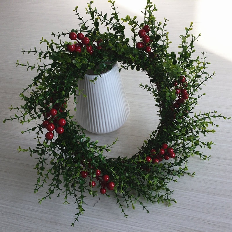 17 Cal sztuczna zielona liście eukaliptusa czerwone jagody wieniec z przodu dekoracja drzwi boże narodzenie drzwi girlanda