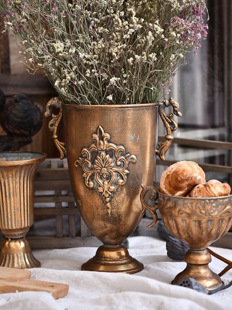 Vintage gamle jernvaser blomsterværelse hjem nordisk indretning gylden sølv europæiske blomster pottebæger klassisk dekoration salon casa