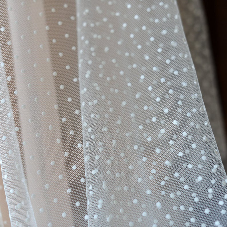 5 meter witte tule kantstof met fluwelen stippen: Gebroken wit