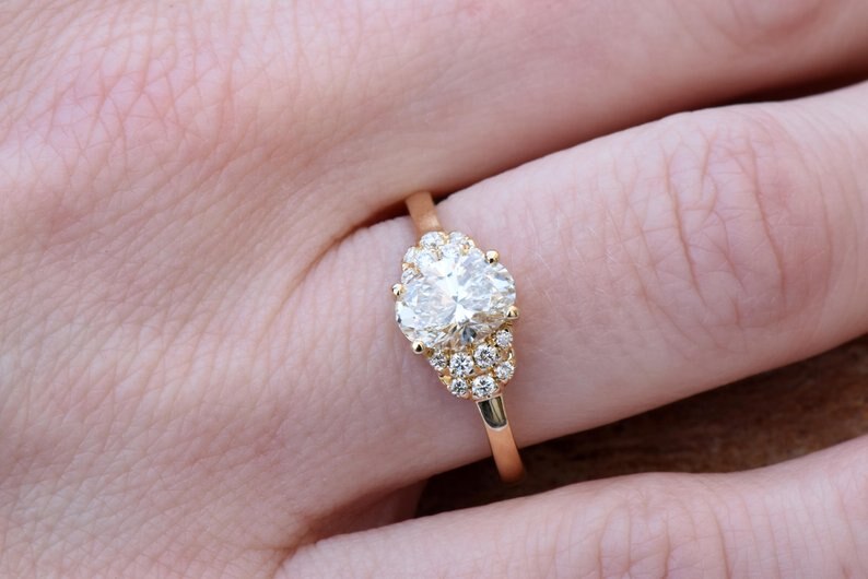 HUITAN Gold Farbe Hochzeit Ring Mit Solitaire Oval Cubic Zirkon Prong Einstellung Frauen Braut Ring Band Edle Elegante Weibliche Jewel