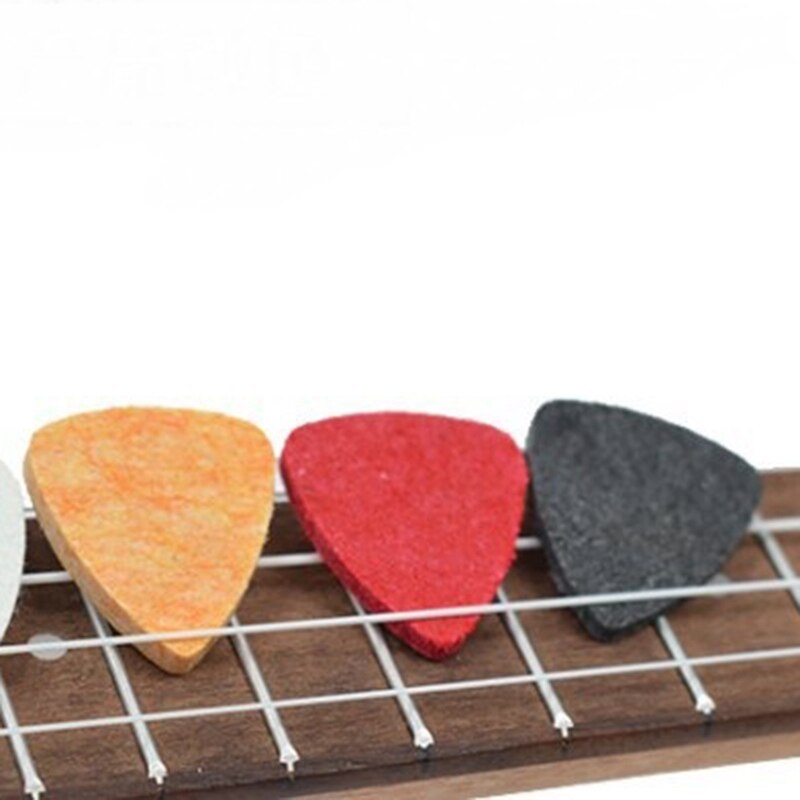 Ukuleletillbehörssats med ukulelefiltplockar celluloidplockar läderplockhållare flerfärgade snören och vita nylonsnören