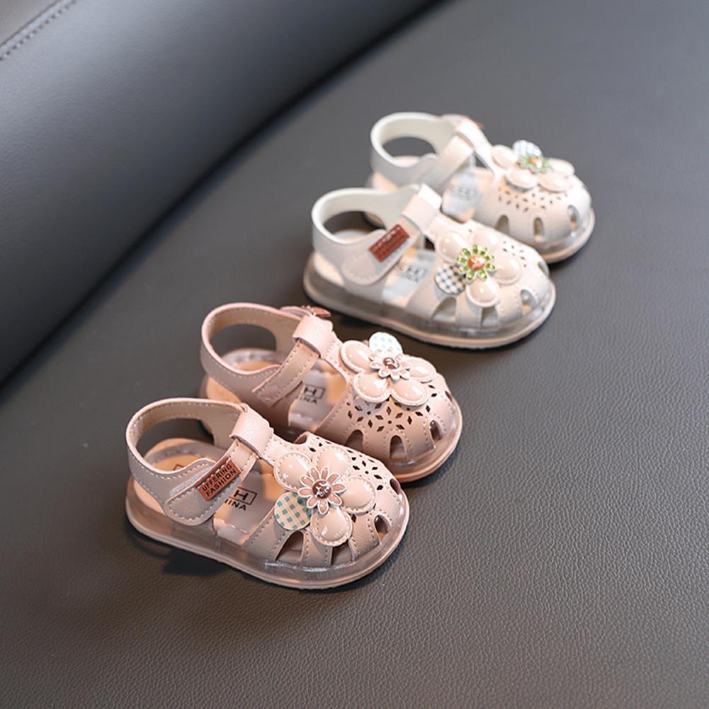 Glatte, rutschfeste sommersandalen für kinder mit cartoon-motiv und blumenmuster