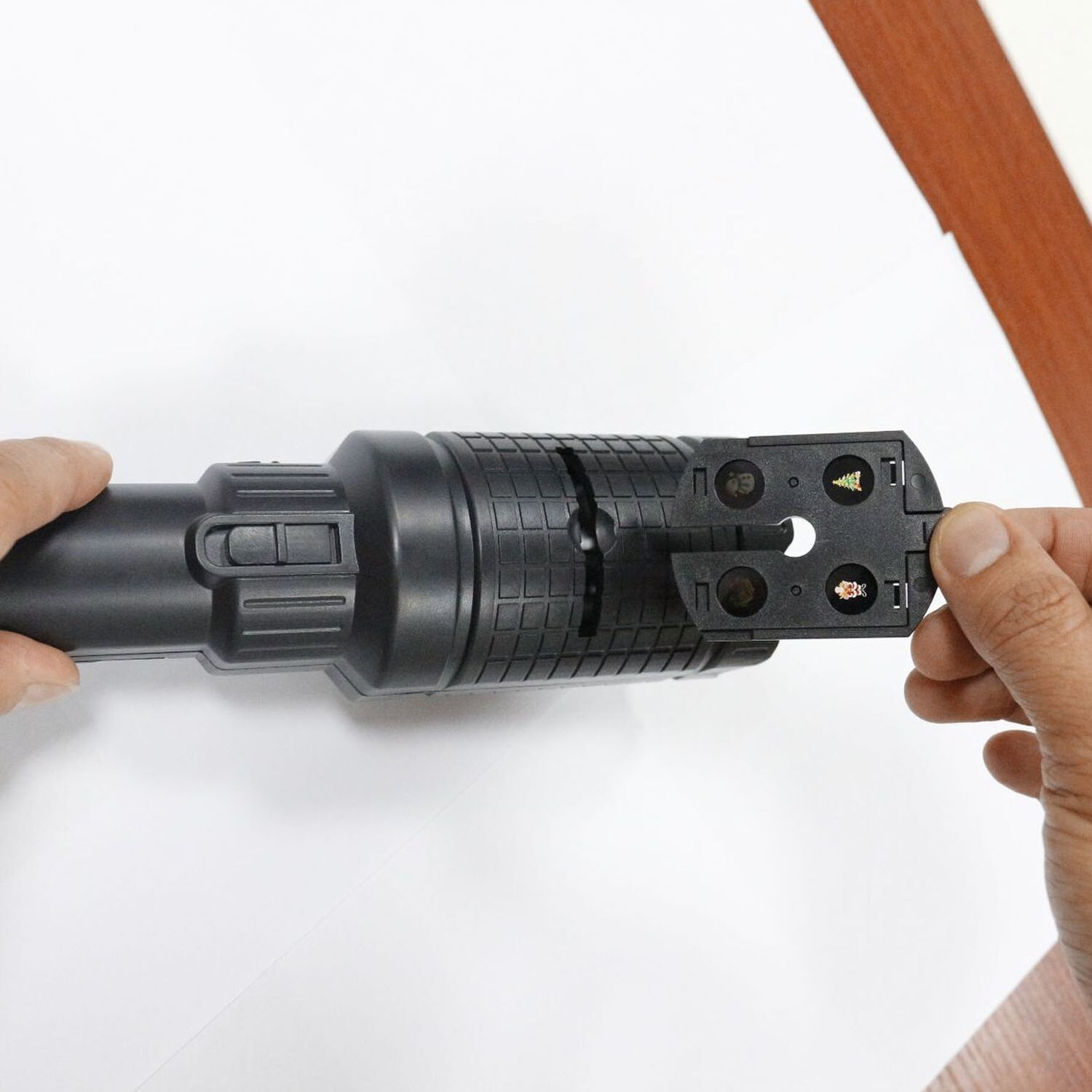 Draagbare 2 in- in-1 usb-aangedreven handheld led-projectorlamp met 6 diapatronen, statief voor kerstmis en halloween