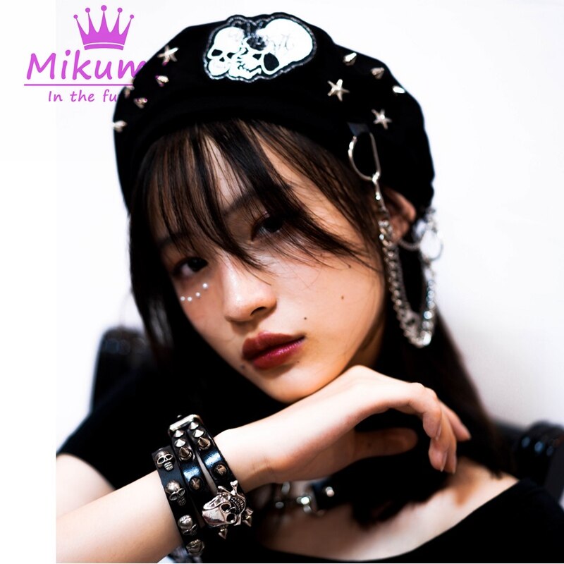 Harajuku gotisk dödskalle nitar kedja svart basker hattar kvinnor avslappnad grunge punk hip hop streetwear