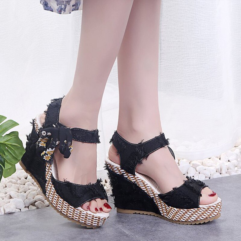 Damen Keil Offene spitze Kurze Plüsch Sandalen Sommer Schuhe Neue Frau Gemischt Farbe Knöchel Gurt Plattform Schuh Weibliche Sandale