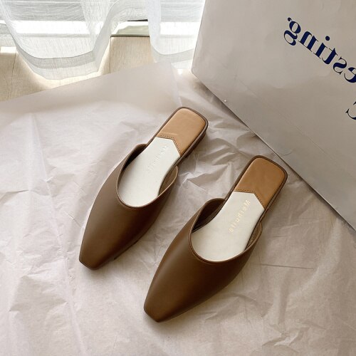 Spetsiga tå mulor kvinnor sommar tofflor godis färg flats slip-on dam sandaler slides pu kvinnor skor: Brun / 39