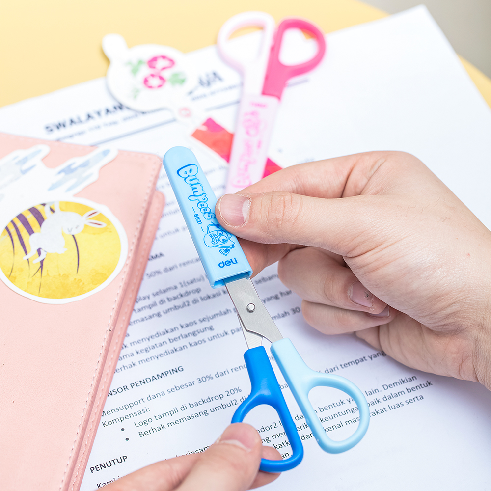 DELI School Scissors E6021 scissor with sleeve 121mm cute hand craft scissors paper for kids & student stationery 2 Color