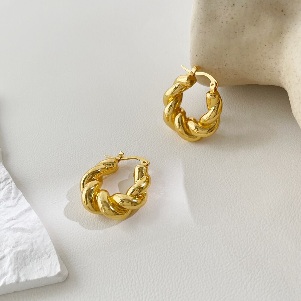 Peri&#39;sbox Trendy Minimalistische Gedraaid Hoepeloorring Voor Vrouwen Goud Zilver Kleur Zinklegering Huggie Oorbellen Бижутерия Женщин: Gold