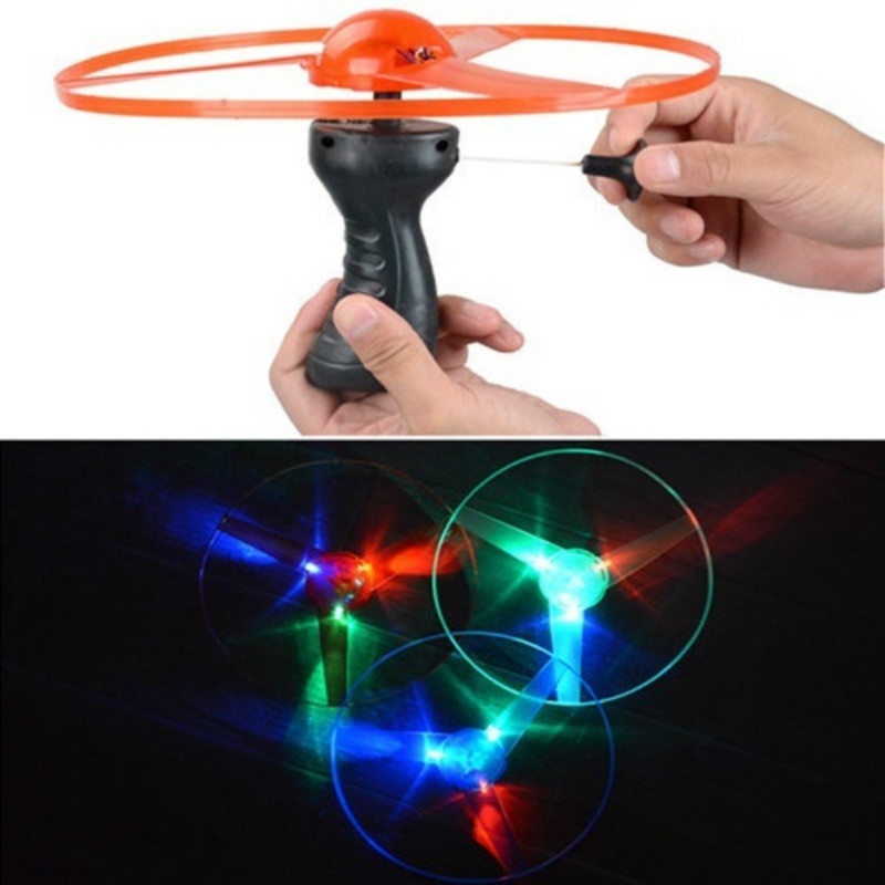 Grappige Spinning Flyer Lichtgevende Vliegende Ufo Led Licht Handvat Flash Vliegende Speelgoed Voor Kids Outdoor Game Kleur Willekeurige