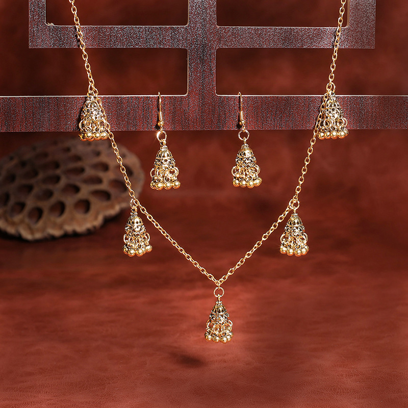 Luxury Retro Indian Jewelry Set Earring/Necklace Bijoux Wedding Jewelry Hangers Ethnic Carved Jhumka Earrings: Platinum Plated