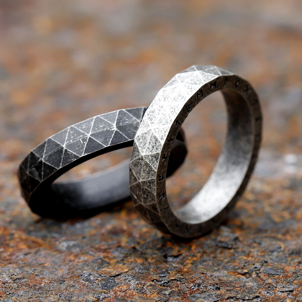Anello Vichingo Uomo In Acciaio 316L – Rune Letter Stamp – Vintage Wedding Band - Foto 2