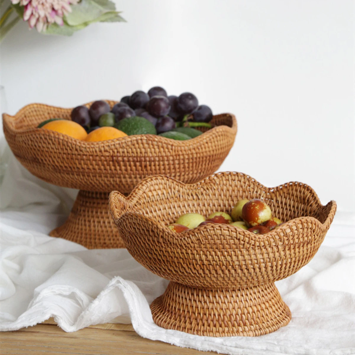 Rotan fruitmanden, rieten opbergschalen, natuurlijke geweven serveermanden, decoratieve manden voor het organiseren van spullen op het aanrecht.