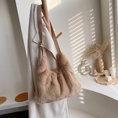 Lammeull skuldervesker for kvinner vinter kvinnelige totes høy kapasitet myk plysj faux fur håndvesker dame casual crossbody bag: Brun