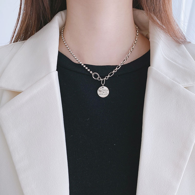 Qmcoco Zilver Kleur Vintage Ketting Ronde Glimlach Gezicht Hanger Ketting Gecontracteerd Trendy Ins Vrouwen Verjaardagsfeestje Sleutelbeen Keten