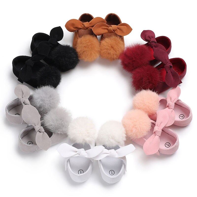 Chaussures en fourrure pour bébés filles de 0 à 18 mois, à la , semelle souple, avec pompon, pour les premiers pas,
